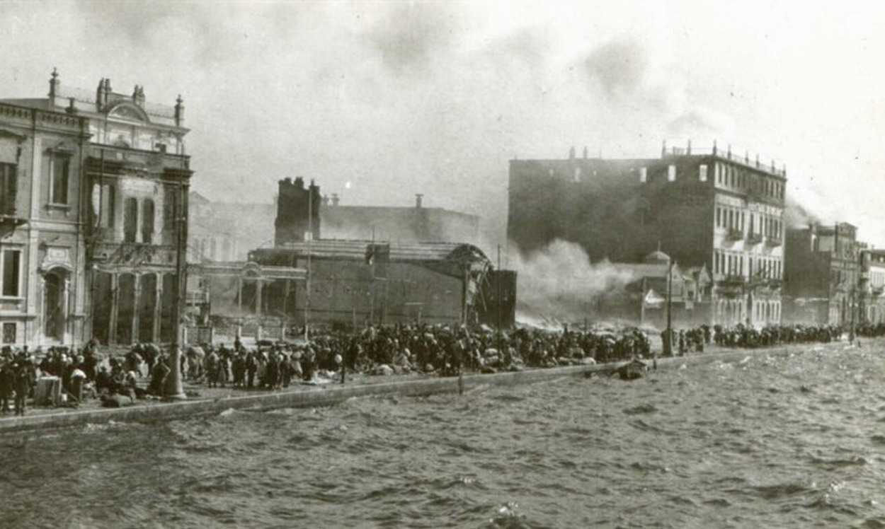 Η κατάσταση που επικρατούσε το 1922 με την καταστροφή της Σμύρνης και οι διώξεις των Ελλήνων