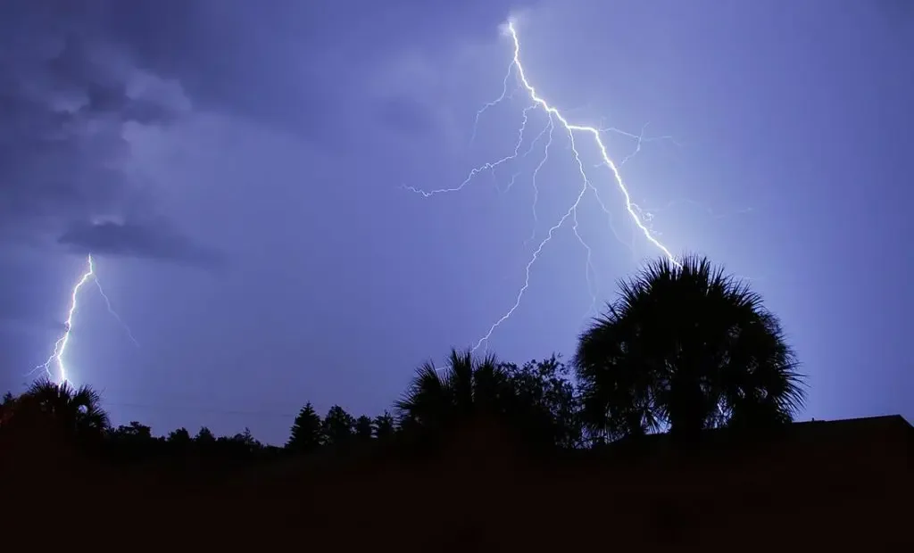 Τι είναι η Ξηρή Καταιγίδα πως δημιουργείται πως εκδηλώνεται και με τι κινδύνους για τον άνθρωπο;