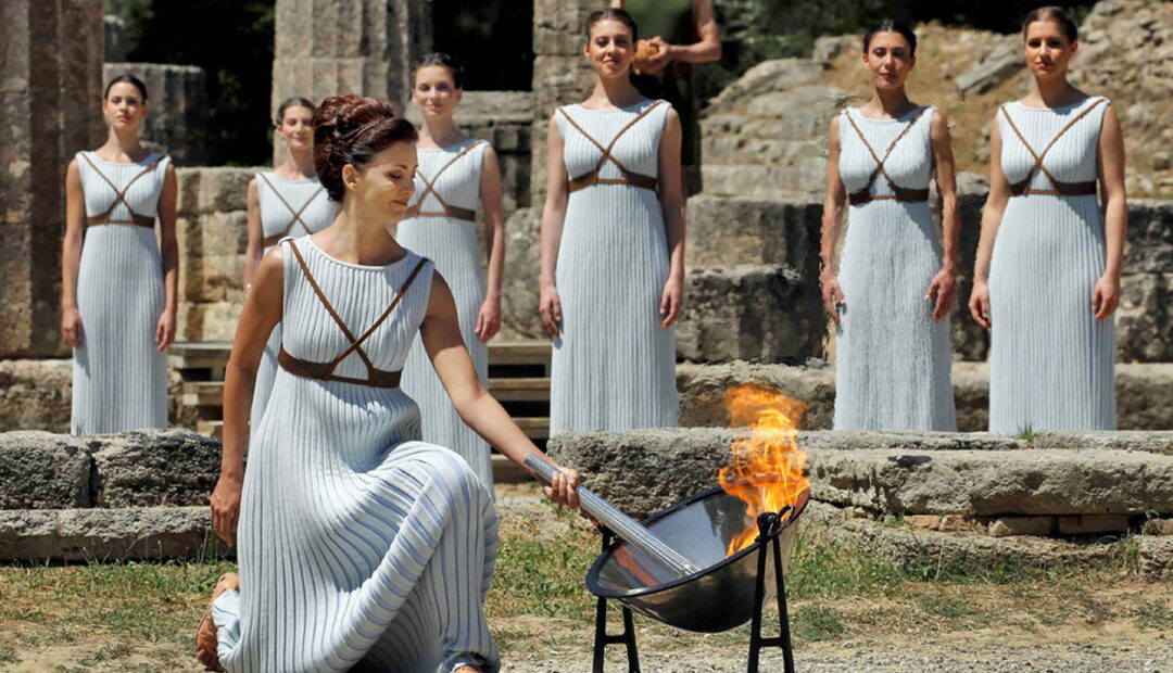 Η ιστορία της Ολυμπιακής Φλόγας, η καθιέρωση, ο συμβολισμός, η διαδικασία αφής και μεταφοράς της στον τόπο των αθλητικών αγώνων.