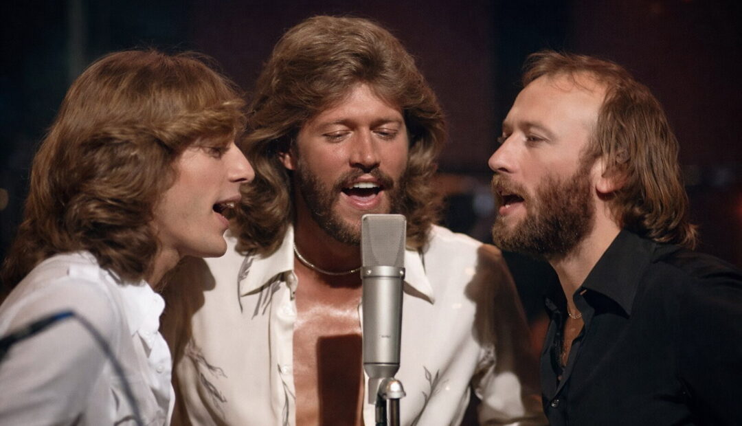 Όταν οι Bee Gees άγγιξαν το άφθαρτο: το “Too Much Heaven” ως ύμνος στην τρυφερότητα, την ομορφιά και τη σχεδόν θεϊκή λεπτότητα της μουσικής