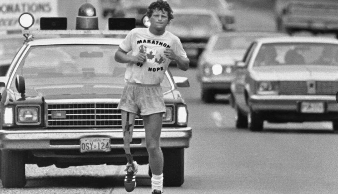 Terry Fox: Ο νέος που έτρεξε με ένα πόδι για να ξυπνήσει την ανθρωπότητα απέναντι στον καρκίνο Όταν ένας άνθρωπος γίνεται μεγαλύτερος από την ίδια του τη μοίρα